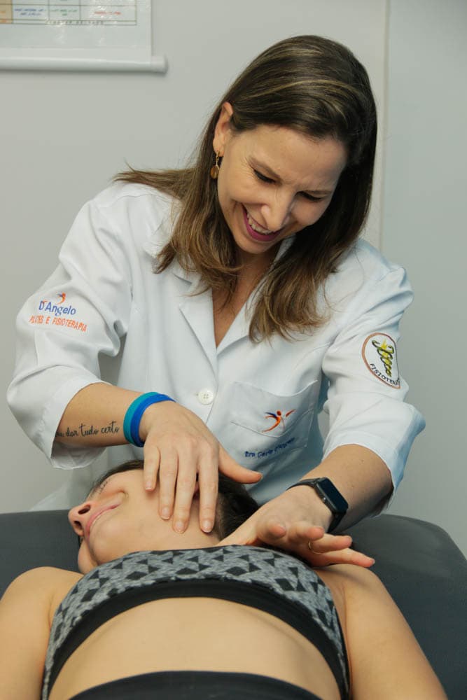 Sessão de Microfisioterapia conduzida pela Dra. Carla D'Angelo, com a paciente deitada